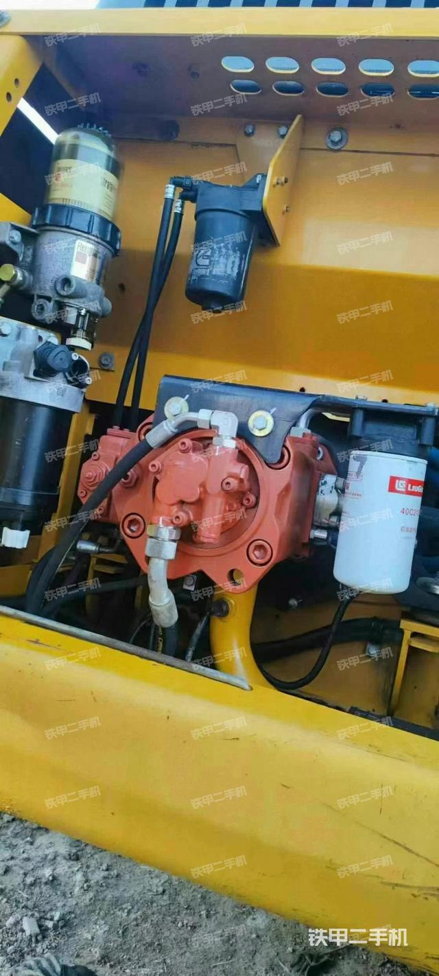 液壓泵艙室正面整體(整機外觀) 液壓泵艙室正面整體(整機外觀)