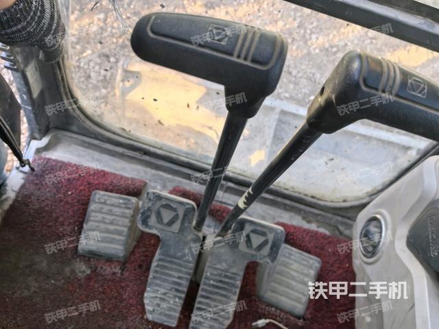 行走控制手柄和踏板?俯拍（駕駛室部分）