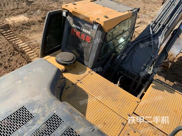 駕駛室頂部(整機(jī)外觀) 駕駛室頂部(整機(jī)外觀)