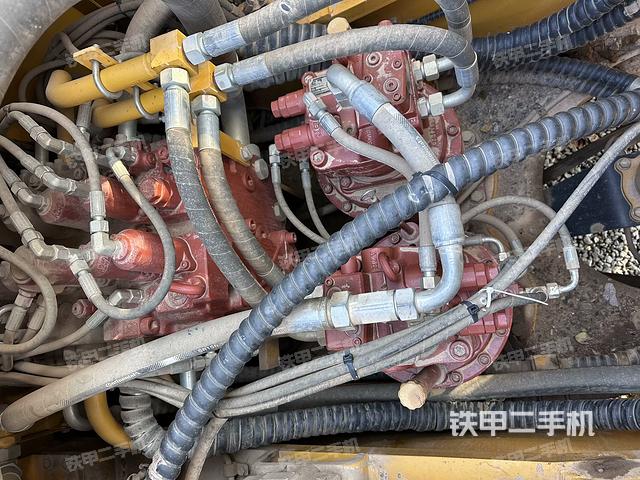 回轉(zhuǎn)馬達(dá)和主控閥(整機(jī)外觀) 回轉(zhuǎn)馬達(dá)和主控閥(整機(jī)外觀)