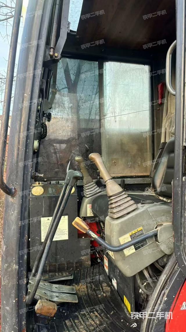 駕駛室頂部（整機外觀）