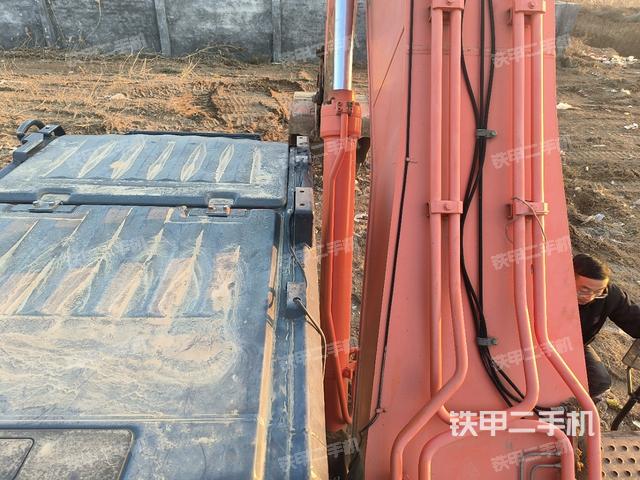 駕駛室頂部(整機(jī)外觀) 駕駛室頂部(整機(jī)外觀)