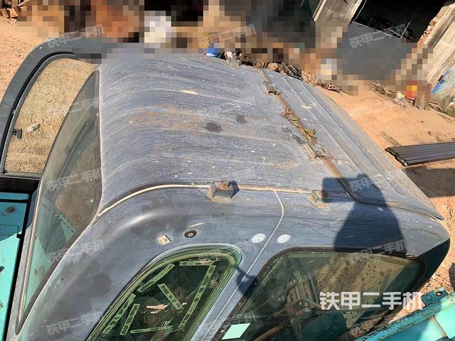 駕駛室頂部(整機(jī)外觀) 駕駛室頂部(整機(jī)外觀)