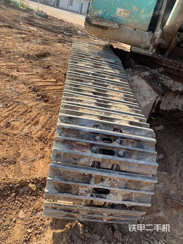 單側(cè)履帶整體(整機(jī)外觀) 單側(cè)履帶整體(整機(jī)外觀)