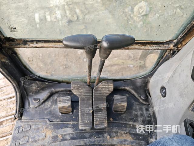 行走控制手柄和踏板?俯拍(駕駛室部分) 行走控制手柄和踏板?俯拍(駕駛室部分)
