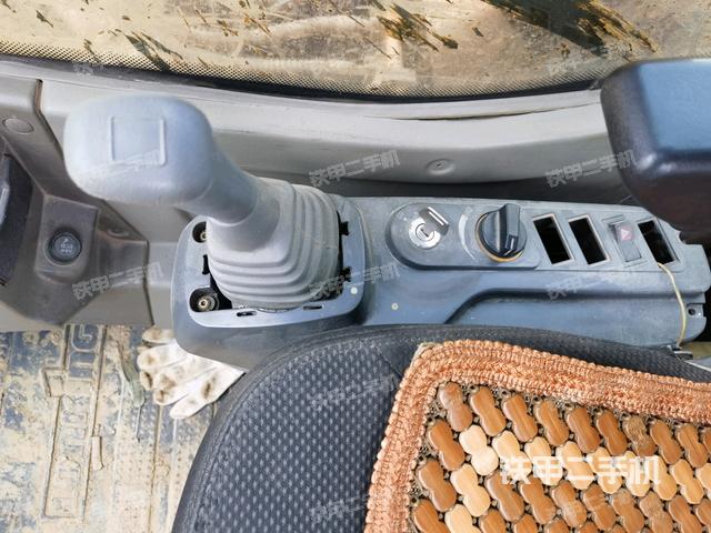 座椅右側(cè)控制臺/鑰匙門/油門/含右手柄(駕駛室部分) 座椅右側(cè)控制臺/鑰匙門/油門/含右手柄(駕駛室部分)