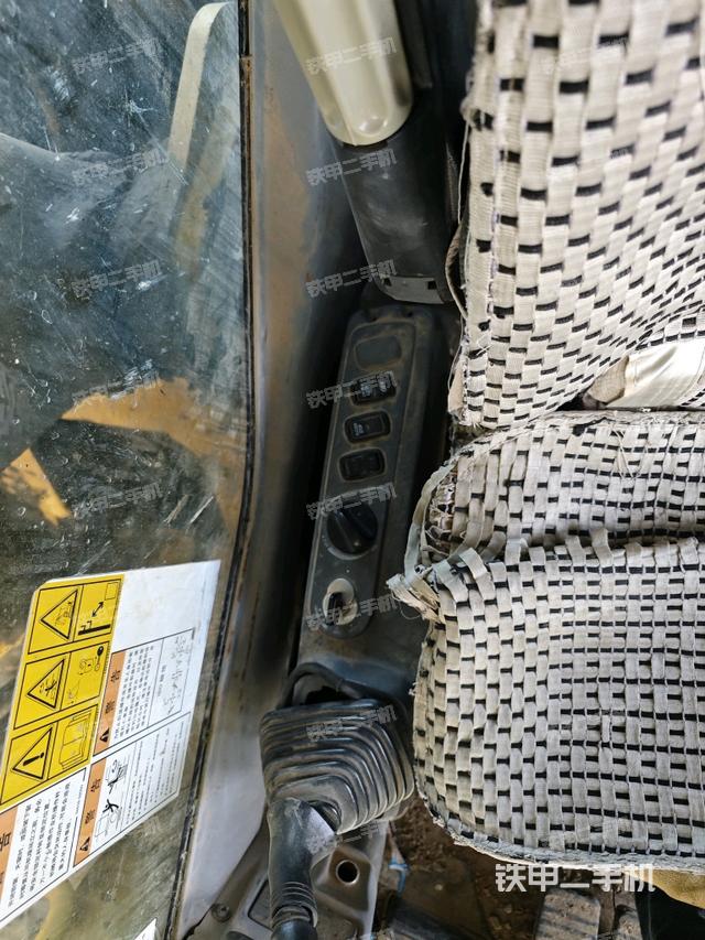 座椅右側(cè)控制臺(tái)/鑰匙門/油門/含右手柄（駕駛室部分）