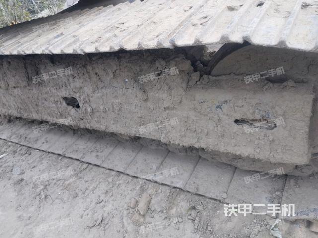 單側(cè)履帶整體(整機(jī)外觀) 單側(cè)履帶整體(整機(jī)外觀)