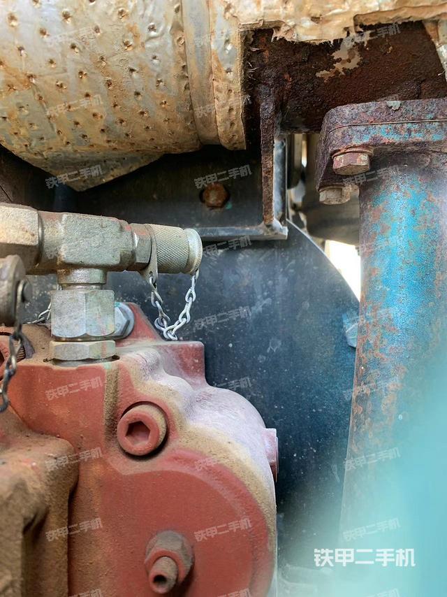 液壓泵艙室正面整體（整機外觀）