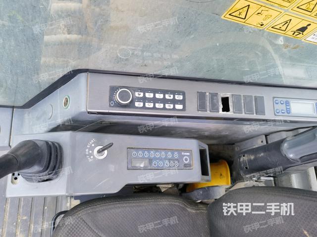 座椅右側(cè)控制臺/鑰匙門/油門/含右手柄(駕駛室部分) 座椅右側(cè)控制臺/鑰匙門/油門/含右手柄(駕駛室部分)