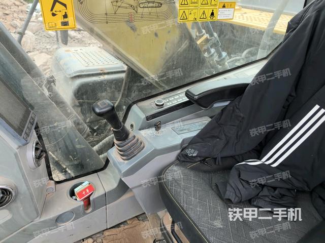 行走控制手柄和踏板?俯拍（駕駛室部分）