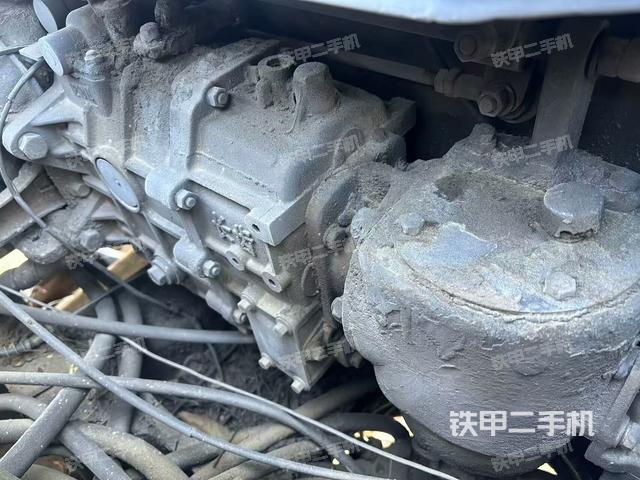 回轉馬達和主控閥(整機外觀) 回轉馬達和主控閥(整機外觀)