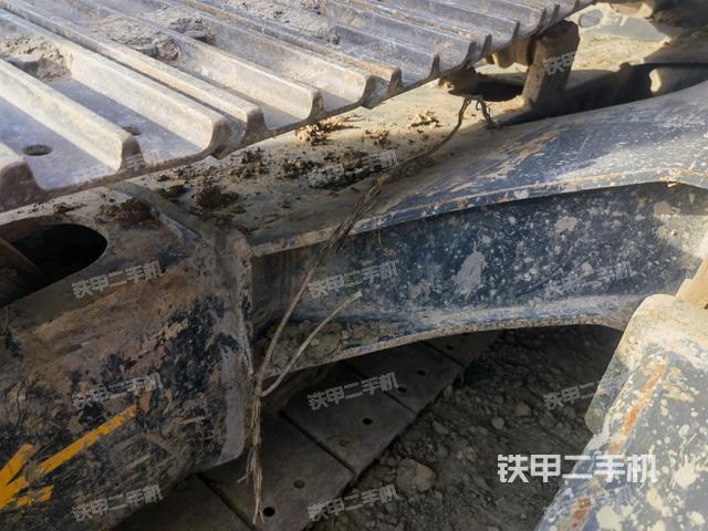 單側(cè)履帶整體(整機(jī)外觀) 單側(cè)履帶整體(整機(jī)外觀)