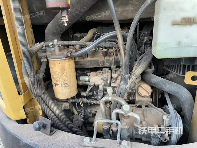 回轉(zhuǎn)馬達(dá)和主控閥（整機(jī)外觀）