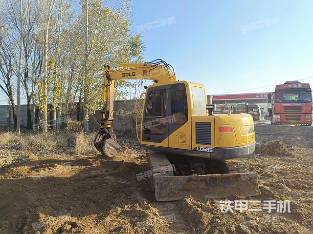 駕駛室整體(整機(jī)外觀) 駕駛室整體(整機(jī)外觀)