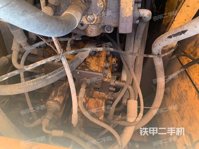 回轉(zhuǎn)馬達(dá)和主控閥(整機(jī)外觀) 回轉(zhuǎn)馬達(dá)和主控閥(整機(jī)外觀)
