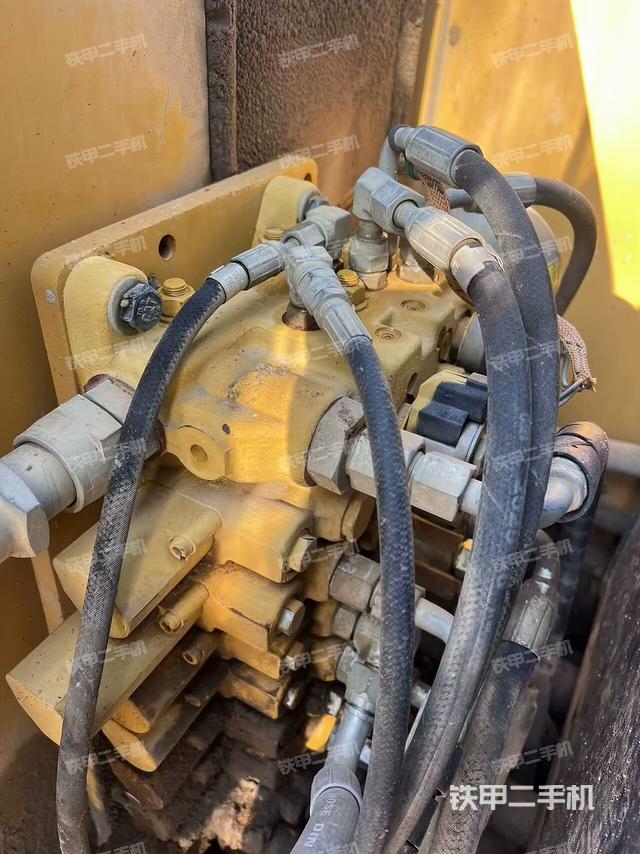 回轉(zhuǎn)馬達(dá)和主控閥（整機(jī)外觀）