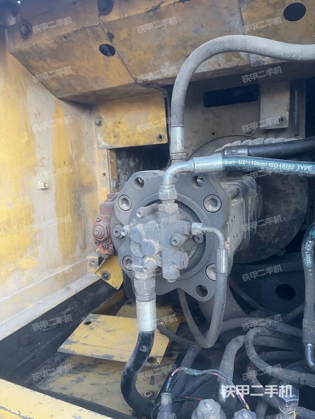 液壓泵艙室正面整體(整機外觀) 液壓泵艙室正面整體(整機外觀)