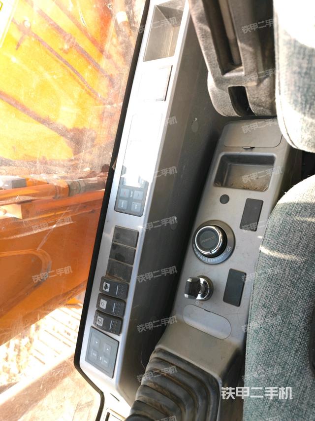 座椅左側(cè)控制臺(tái)/音響/含左手柄(駕駛室部分) 座椅左側(cè)控制臺(tái)/音響/含左手柄(駕駛室部分)