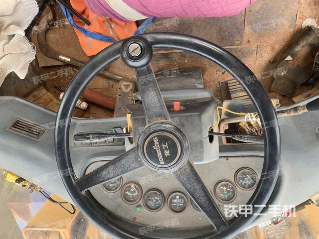 駕駛室工作臺(tái)(整機(jī)外觀及大件) 駕駛室工作臺(tái)(整機(jī)外觀及大件)