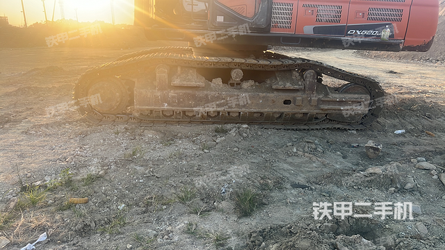 單側(cè)履帶整體(整機(jī)外觀) 單側(cè)履帶整體(整機(jī)外觀)