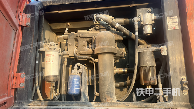 液壓泵艙室正面整體(整機(jī)外觀) 液壓泵艙室正面整體(整機(jī)外觀)
