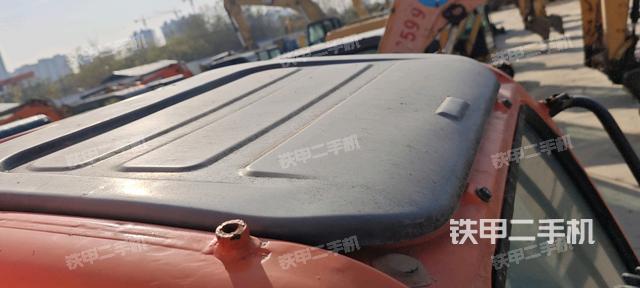 駕駛室頂部(整機(jī)外觀) 駕駛室頂部(整機(jī)外觀)