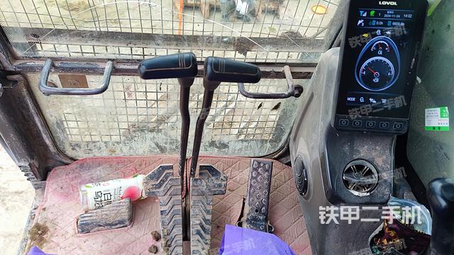 行走控制手柄和踏板?俯拍(駕駛室部分) 行走控制手柄和踏板?俯拍(駕駛室部分)
