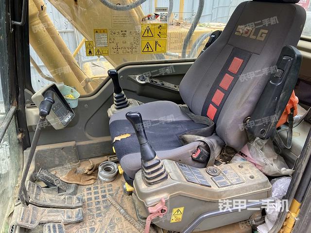 行走控制手柄和踏板?俯拍（駕駛室部分）