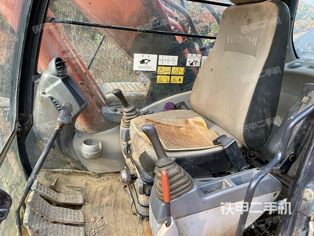 行走控制手柄和踏板?俯拍（駕駛室部分）