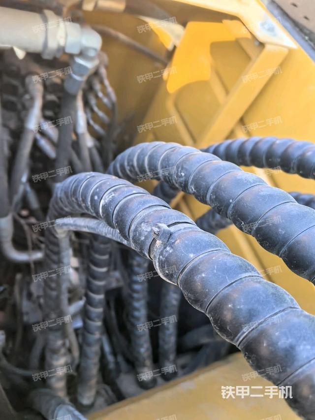 回轉(zhuǎn)馬達(dá)和主控閥（整機(jī)外觀）