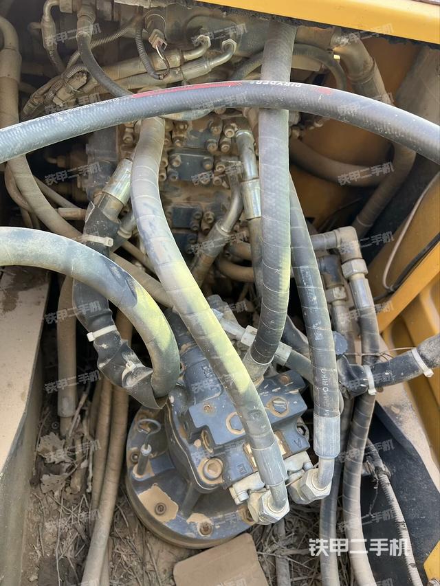 回轉(zhuǎn)馬達(dá)和主控閥(整機(jī)外觀) 回轉(zhuǎn)馬達(dá)和主控閥(整機(jī)外觀)