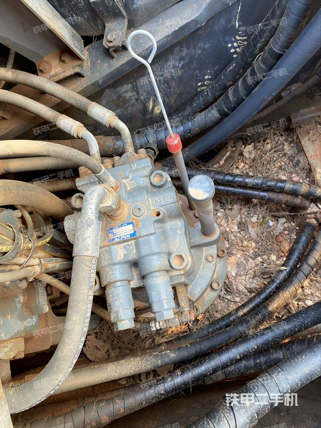 中央回轉(zhuǎn)接頭特寫(xiě)（上車部件）