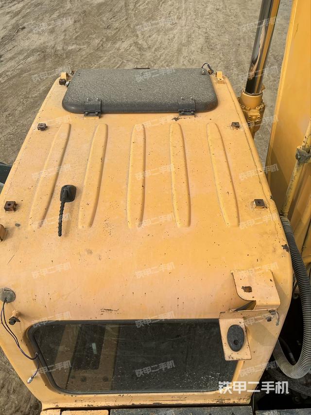 駕駛室頂部(整機(jī)外觀) 駕駛室頂部(整機(jī)外觀)