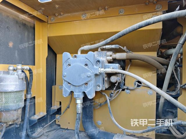 液壓泵艙室正面整體(整機(jī)外觀) 液壓泵艙室正面整體(整機(jī)外觀)