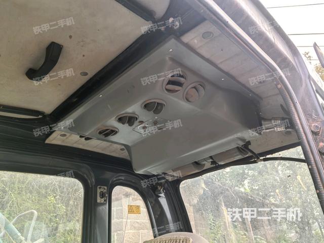 行走控制手柄和踏板?俯拍(駕駛室部分) 行走控制手柄和踏板?俯拍(駕駛室部分)