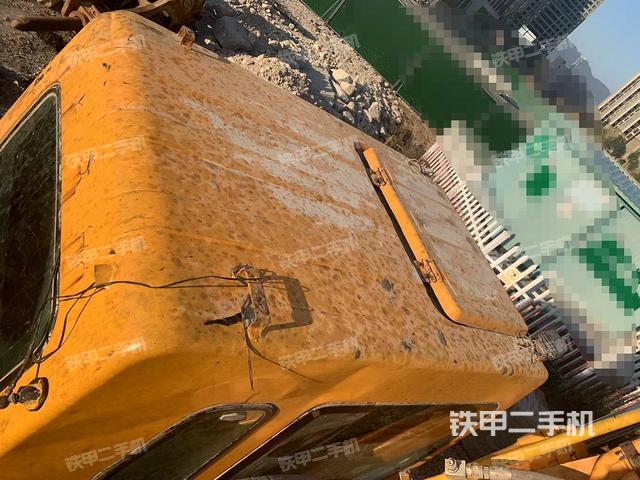 駕駛室頂部(整機(jī)外觀) 駕駛室頂部(整機(jī)外觀)