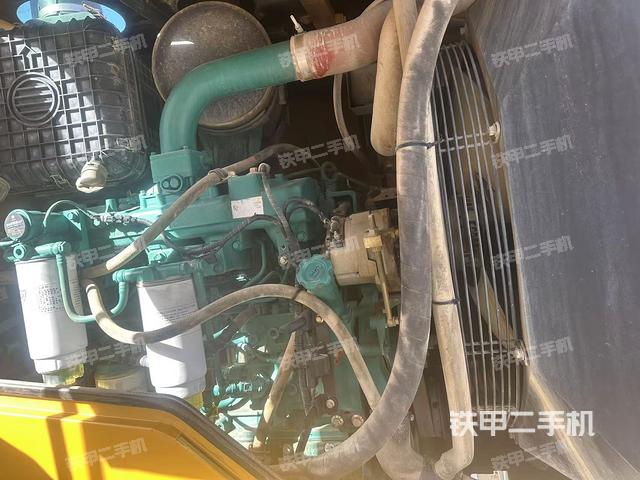 發(fā)動機(jī)左側(cè)（整機(jī)外觀及大件）