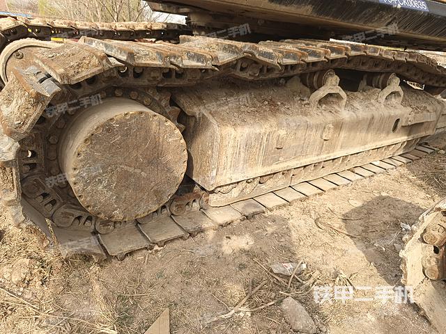 單側(cè)履帶整體(整機(jī)外觀) 單側(cè)履帶整體(整機(jī)外觀)