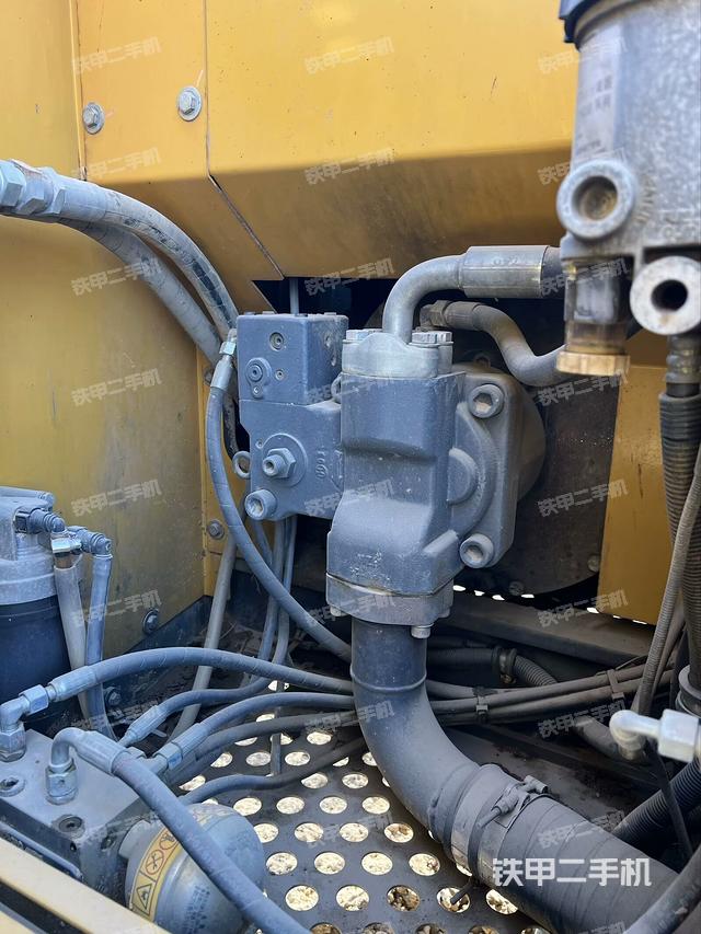 液壓泵艙室正面整體(整機(jī)外觀) 液壓泵艙室正面整體(整機(jī)外觀)