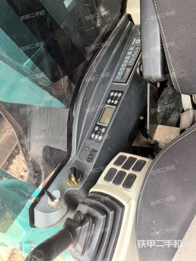 座椅右側(cè)控制臺(tái)/鑰匙門/油門/含右手柄(駕駛室部分) 座椅右側(cè)控制臺(tái)/鑰匙門/油門/含右手柄(駕駛室部分)