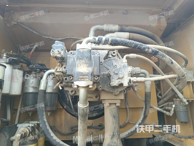 液壓泵艙室正面整體(整機(jī)外觀) 液壓泵艙室正面整體(整機(jī)外觀)