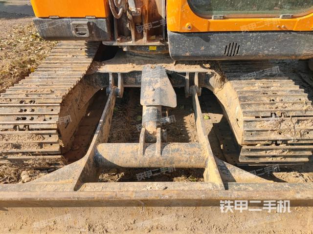 轉(zhuǎn)盤(pán)和下車架正前(工作和回轉(zhuǎn)裝置) 轉(zhuǎn)盤(pán)和下車架正前(工作和回轉(zhuǎn)裝置)