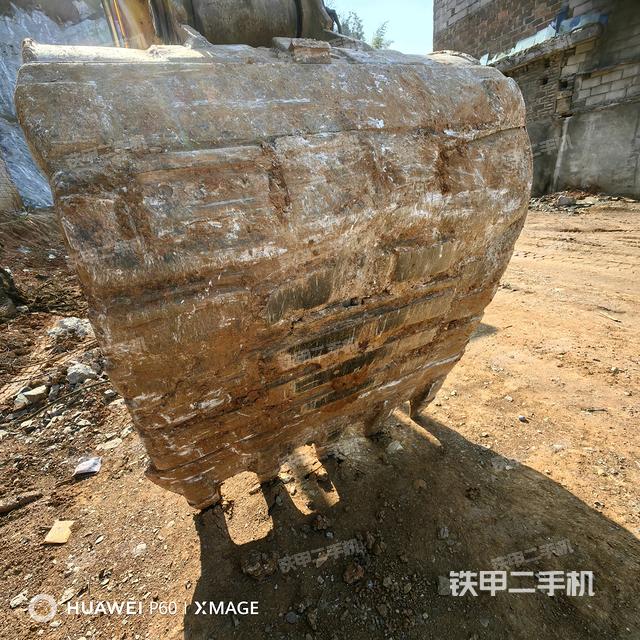 鏟斗右后整體(工作和回轉(zhuǎn)裝置) 鏟斗右后整體(工作和回轉(zhuǎn)裝置)