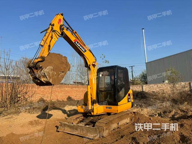 駕駛室整體(整機(jī)外觀) 駕駛室整體(整機(jī)外觀)