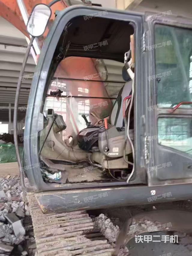 液壓泵艙室正面整體(整機(jī)外觀(guān)) 液壓泵艙室正面整體(整機(jī)外觀(guān))