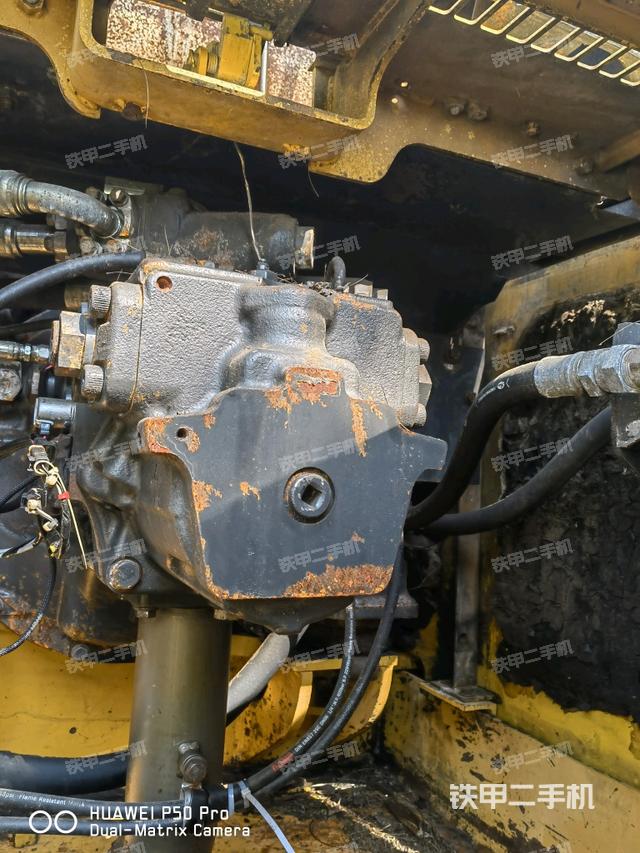 液壓泵艙室正面整體（整機外觀）