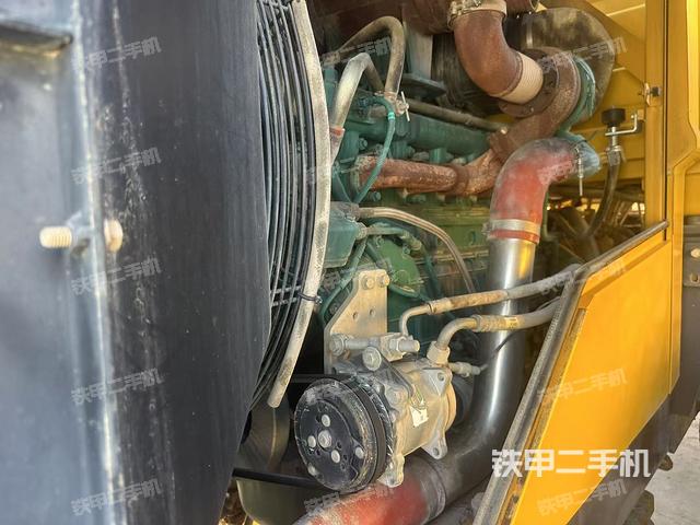 發(fā)動機(jī)右側(cè)（整機(jī)外觀及大件）