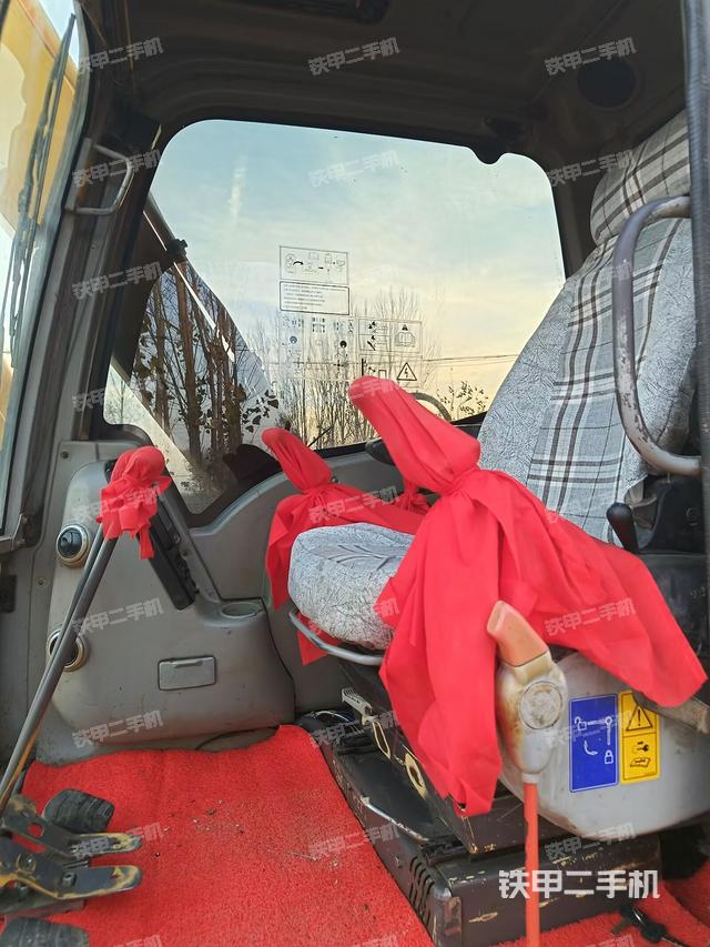 駕駛室頂部(整機(jī)外觀) 駕駛室頂部(整機(jī)外觀)