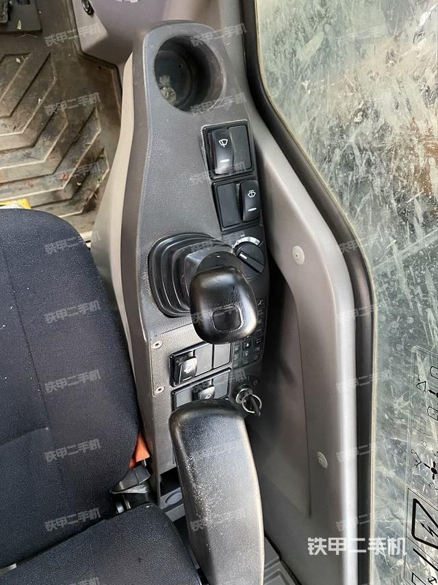 座椅右側(cè)控制臺/鑰匙門/油門/含右手柄(駕駛室部分) 座椅右側(cè)控制臺/鑰匙門/油門/含右手柄(駕駛室部分)